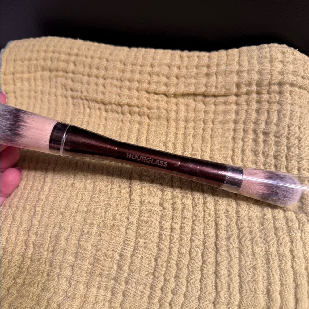 Hourglass Dual-Ended Veil Powder Brush new in sealed packaging - Picture 2 of 3